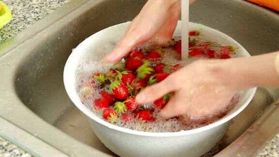 用流动的水清洗草莓