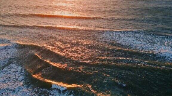 日落海洋反射太阳的特写平静的早晨海面上的日出