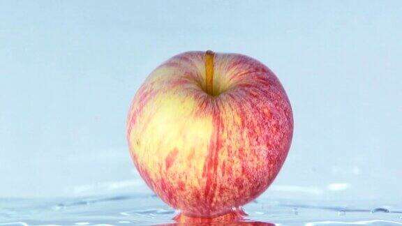 一个苹果掉进水里的慢镜头