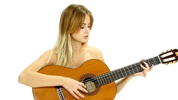 年轻美丽的白人女子在随意弹吉他