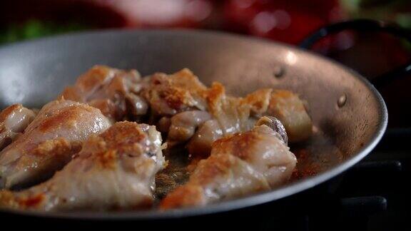 准备用青豆豌豆和辣椒做的鸡肉海鲜饭