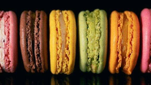 彩色的法式马卡龙黑色的背景美味的传统法式甜点法国的奢华甜点