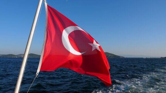 背景是土耳其国旗迎风飘扬的王子群岛