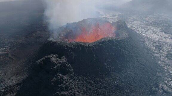 从空中俯瞰火山喷发溅出来的岩浆