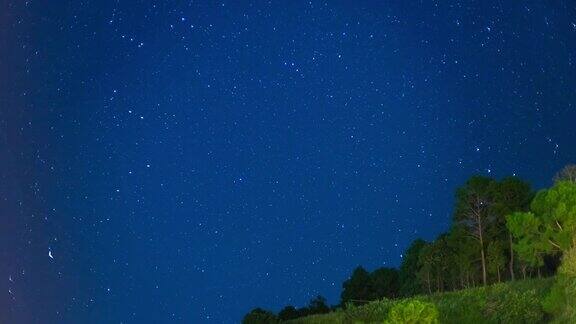 山上有星星和树的夜空延时图