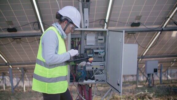 维护工程师在太阳能电站检查