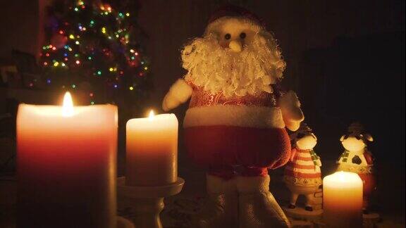 黄色的蜡烛燃烧着闪烁的花环红色的胡须圣诞老人