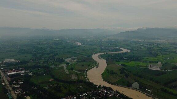 菲律宾布基农的农田和河流