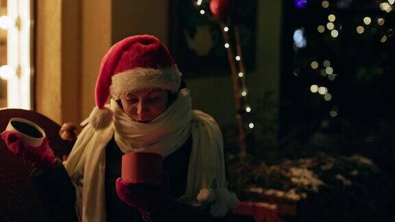 年轻女子圣诞老人帽子闹市区户外打开圣诞礼物惊讶情绪