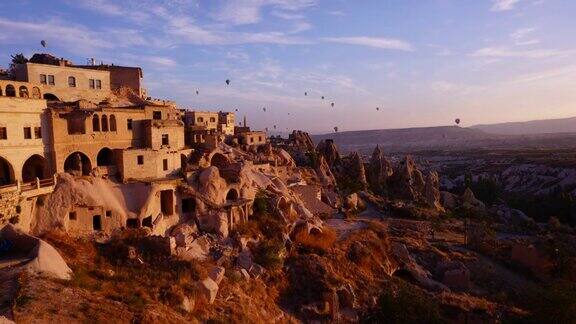 土耳其卡帕多西亚彩色热气球的日出