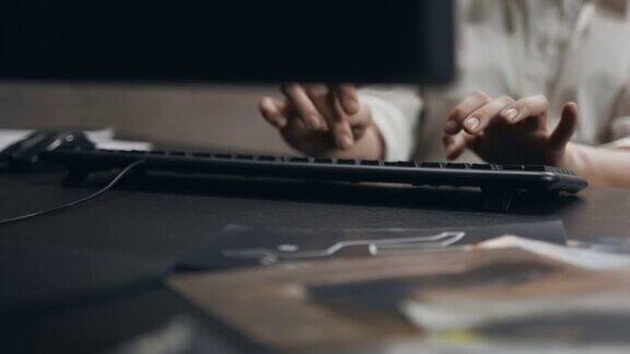 一个女人的手在键盘上打字的特写