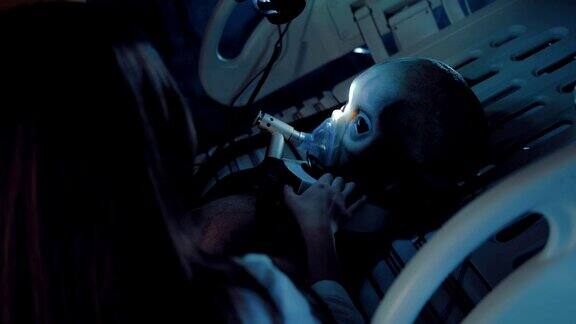 医学科学家检查与外星人相连的传感器外星人与人工呼吸装置相连躺在空间实验室的手术台上