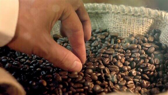 三段用慢镜头拍摄咖啡豆的视频