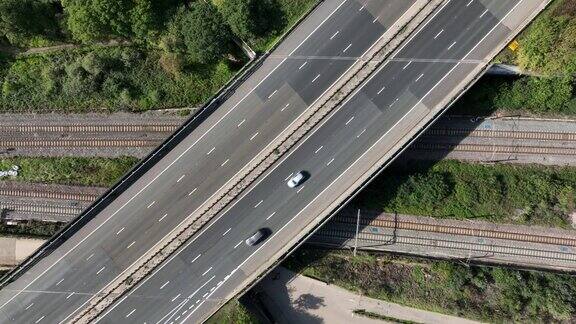 英国高速公路下高速行驶的通勤列车鸟瞰图