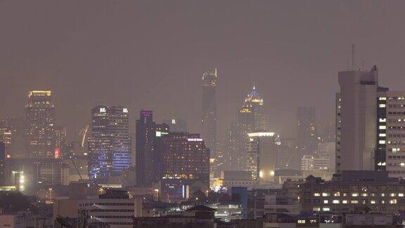 延时拍摄曼谷PM2.5粉尘污染下的夜间建筑;平移运动