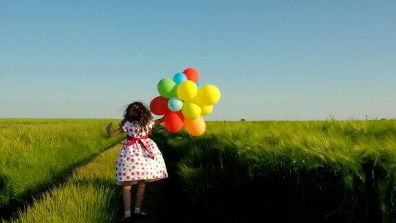 一个小女孩拿着气球在旋转