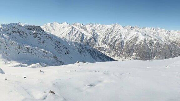 在冬季和圣诞节期间在雄伟的意大利阿尔卑斯山脉的雪峰和山脊全景