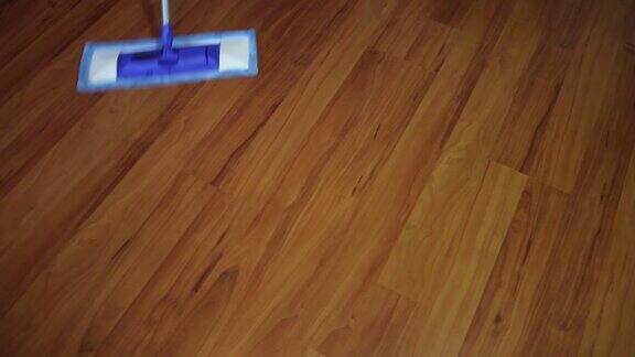 一个人在家里打扫拼花地板的录像