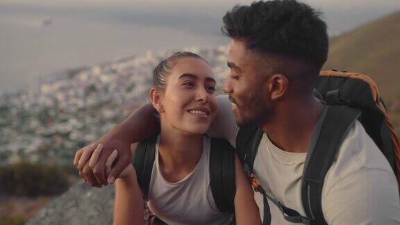 一对年轻夫妇去爬山的4k视频片段