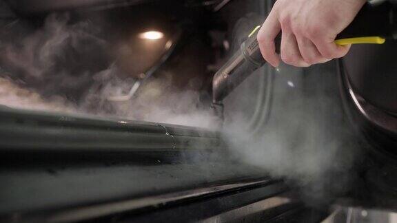 洗车服务和详细概念用热蒸汽清洁器清洁汽车内部蒸汽汽车内饰清洗