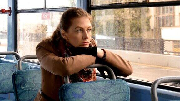 一个美丽的女孩带着忧伤的眼睛在电车里孤独