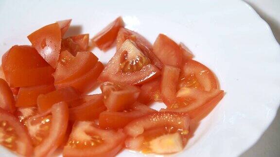 烹饪-切碎的番茄放在厨房的盘子里