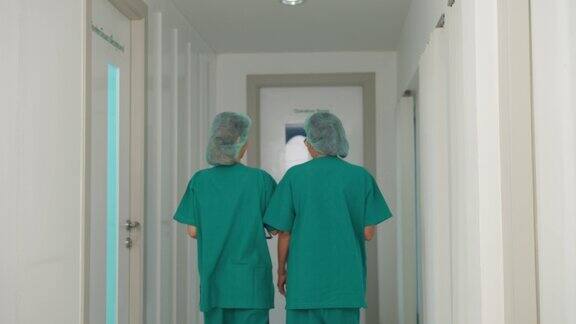 后视镜外科医生团队交谈着走进了手术室