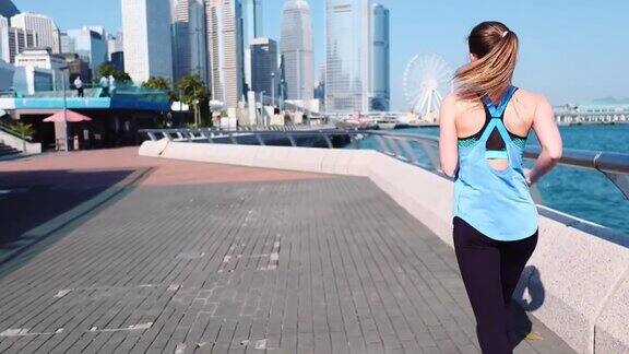 缓慢的运动年轻的健身女性跑步在香港城市