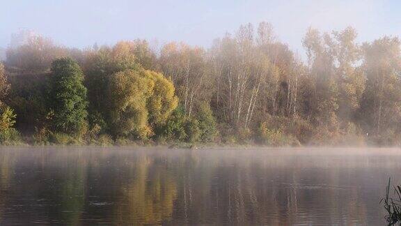 秋天的时候河上有一点雾