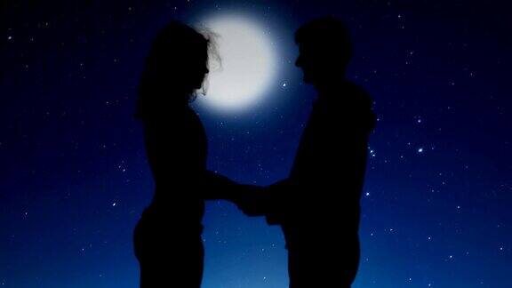 浪漫的情侣在星空下手拉手亲吻关系