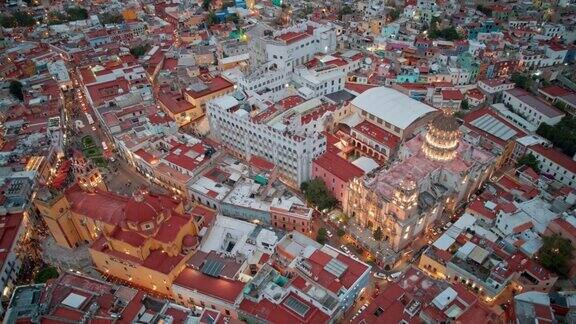 墨西哥瓜纳华托大教堂延时航拍的历史城市超移视图