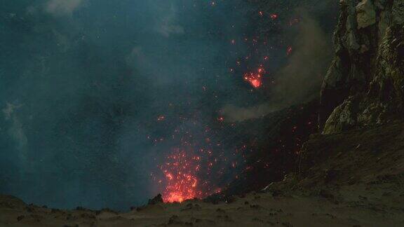 近距离观察:危险的火山喷发从火山口深处喷出熔岩