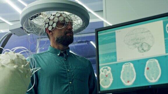 戴着脑电波扫描耳机的男人