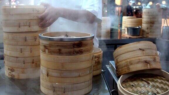 中式厨房里的竹制蒸笼慢镜头