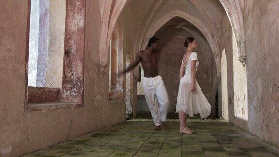 高清多莉:芭蕾舞表演在城堡走廊
