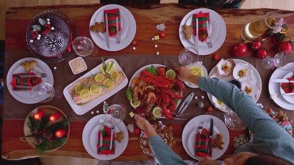 圣诞晚餐有三文鱼片扇贝龙虾虾和圣诞蛋糕