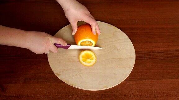 用手在木板上切橘子