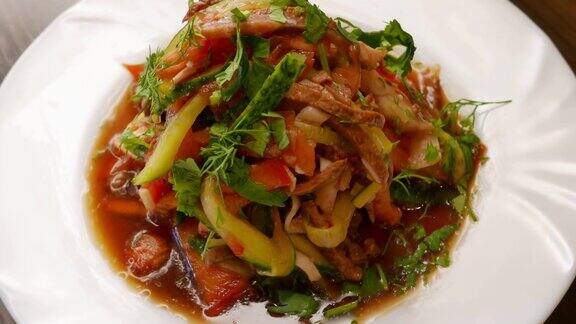 泰国牛肉沙拉配新鲜蔬菜