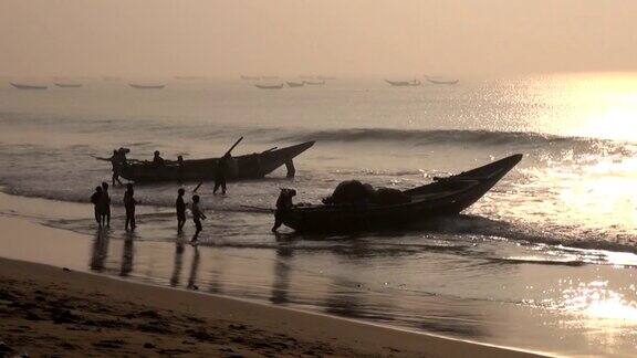 印度孟加拉湾渔民和船只的剪影