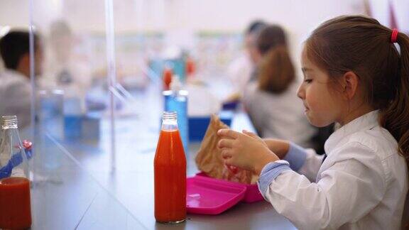 小学生在学校食堂吃午饭特写