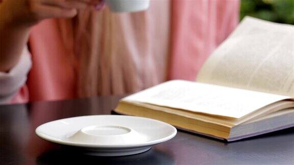 桌子上有一本书和一杯咖啡