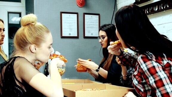 一群年轻女人一起吃披萨