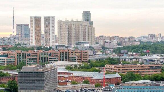 从屋顶俯瞰莫斯科城市景观居民楼和奥斯坦金斯卡娅电视塔屋顶鸟瞰图