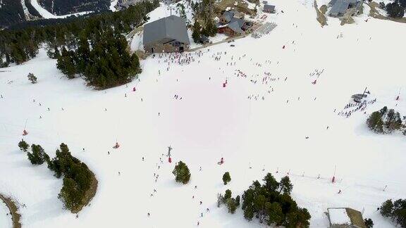 空中拍摄的滑雪者