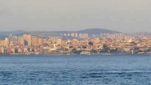 土耳其伊斯坦布尔从马尔马拉海看到的城市海岸货船和其他船只在上面航行