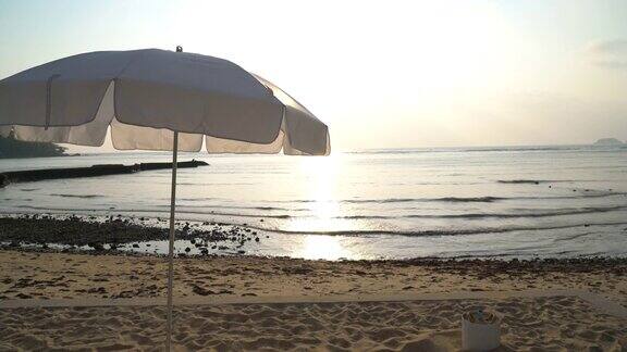 日落与伞甲板椅子游泳池