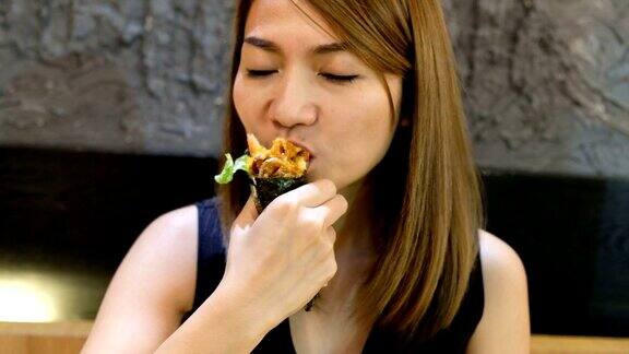 4K吊车拍摄:亚洲女人喜欢在日本餐厅吃蛋卷