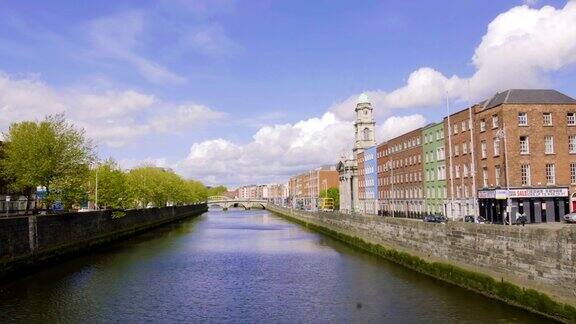 爱尔兰都柏林阳光灿烂的利菲大桥全景图