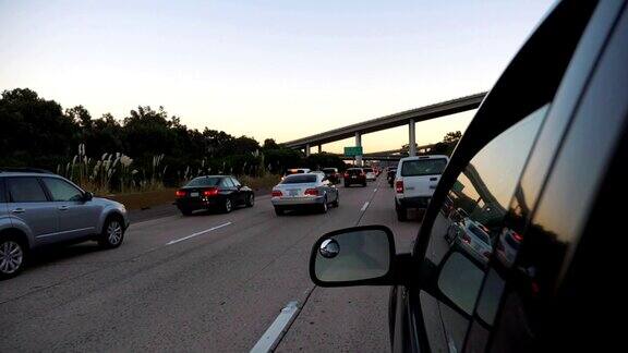 在加州高速公路上汽车在交通堵塞中缓慢行驶