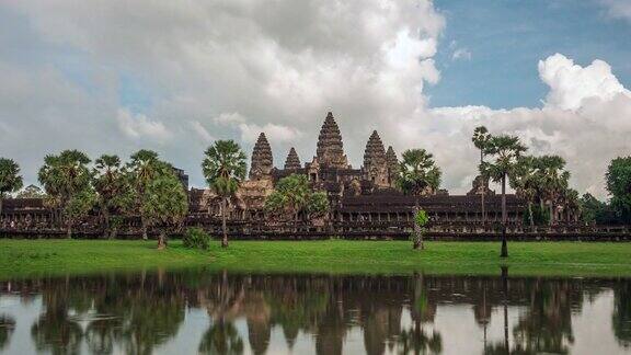 柬埔寨暹粒吴哥窟寺庙遗址上的壮观天空